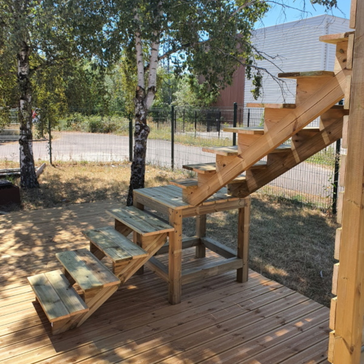 Bordestrap hout met 2 trappen in hoek