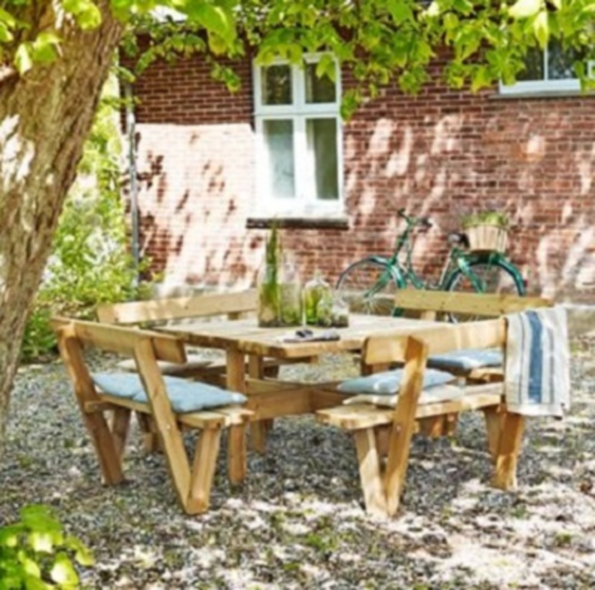 Square picnic table