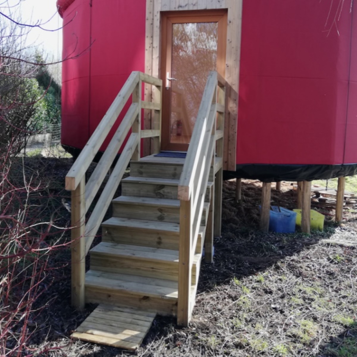 Escalier bois extérieur avec palier et rambardes tête droite