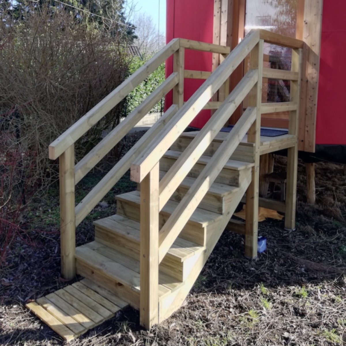 Escalier bois extérieur avec palier et rambardes tête droite