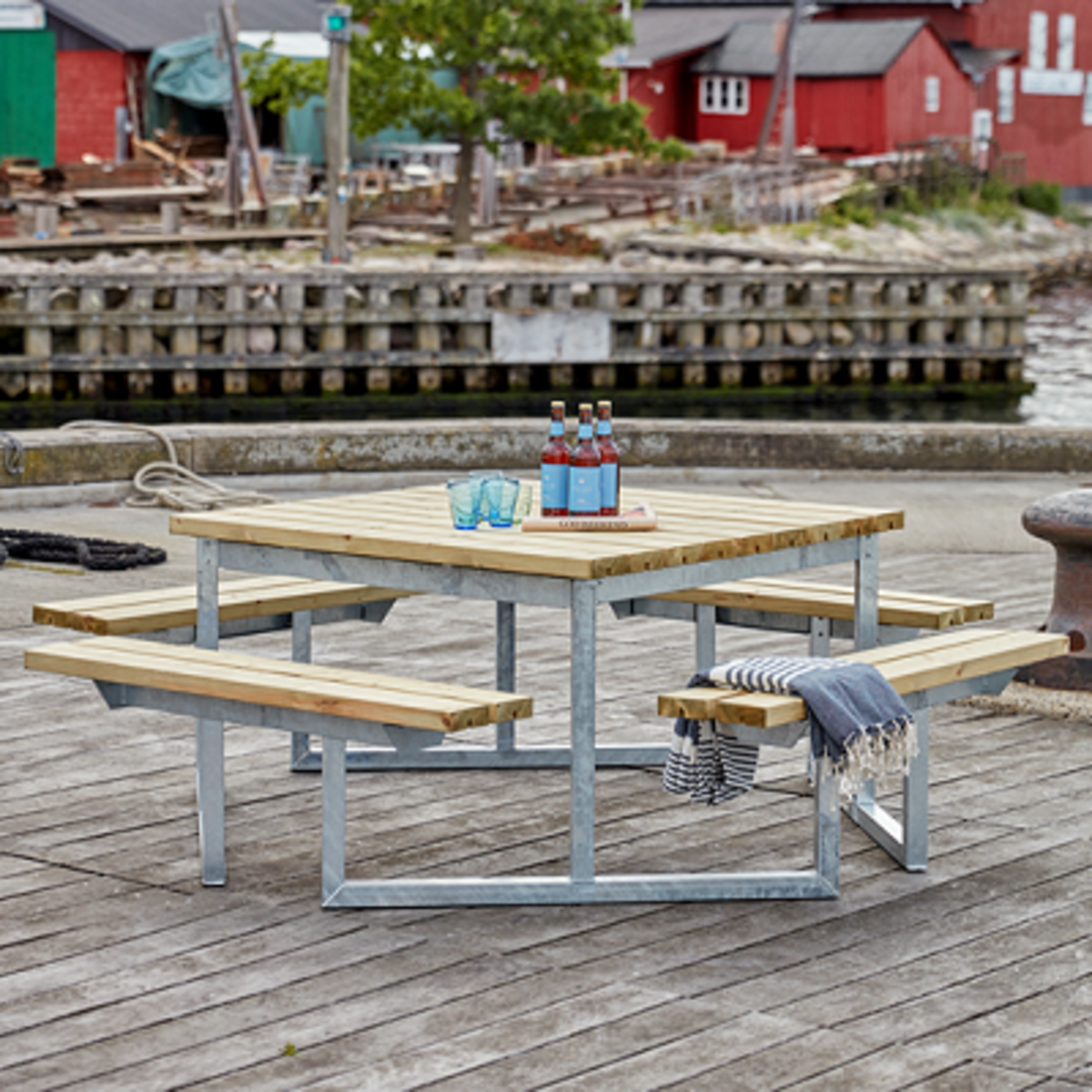 Table de pique-nique en bois légère et robuste 6 places