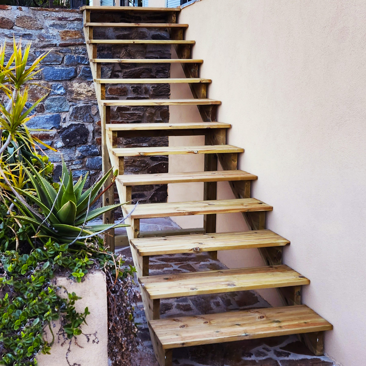 BERLIN - Escalier ext&eacute;rieur bois