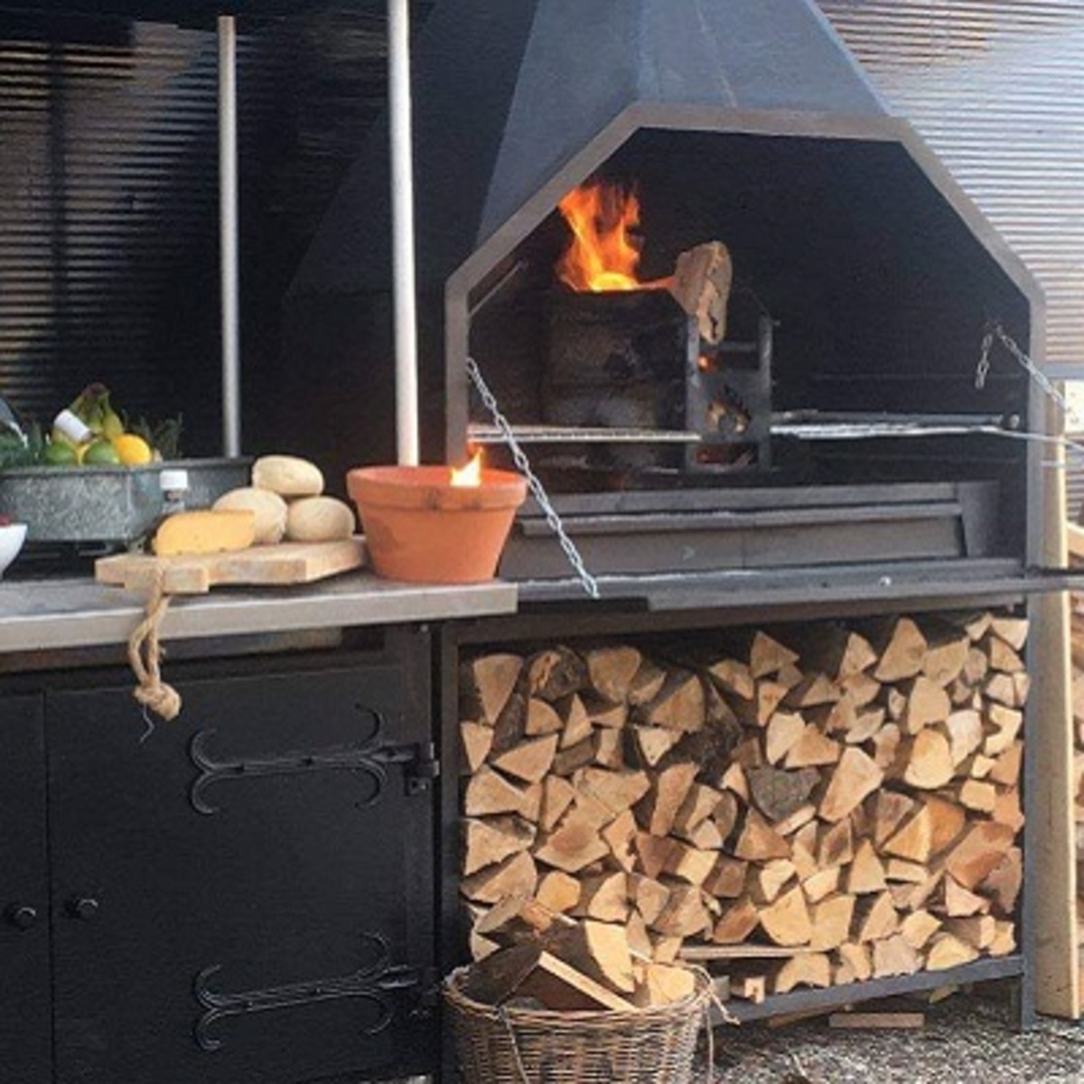 Braai con mueble para guardar leña