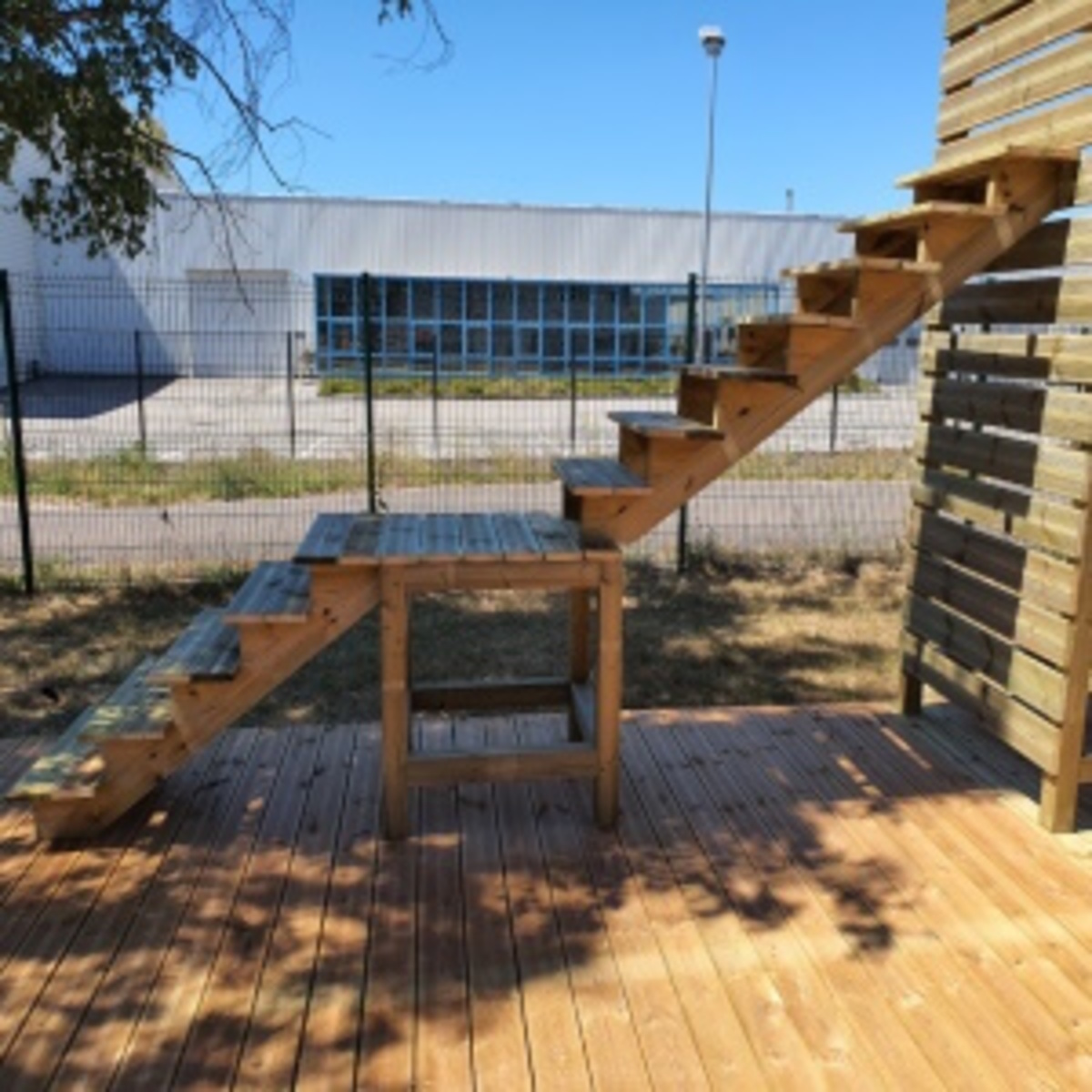 Deck stairs with landing - straight