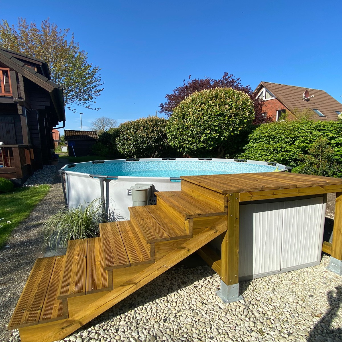 Scala in metallo e gradini in legno duro