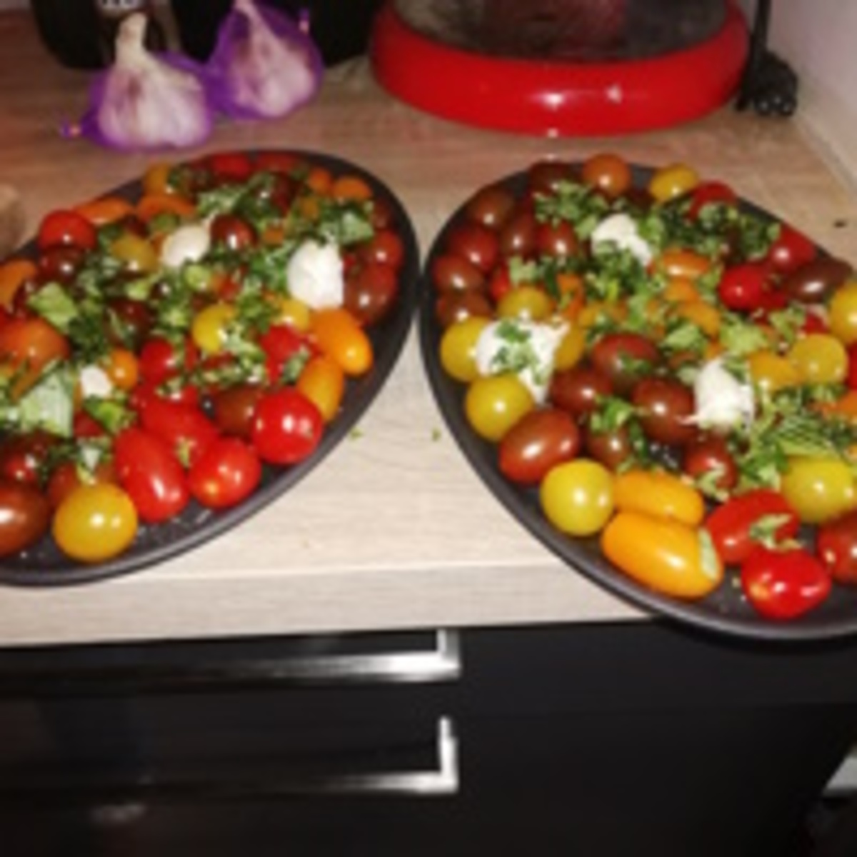 Tomaatjes met basilicum, knoflook en olijfolie Tomaatjes met basilicum, knoflook en olijfolie