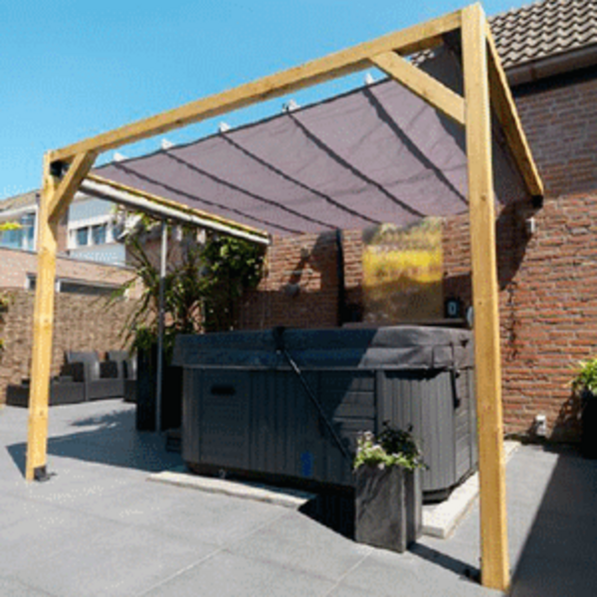 Toldo corredero de aplicación con pérgola, sistema con guías y barras,  formato clásico ondas