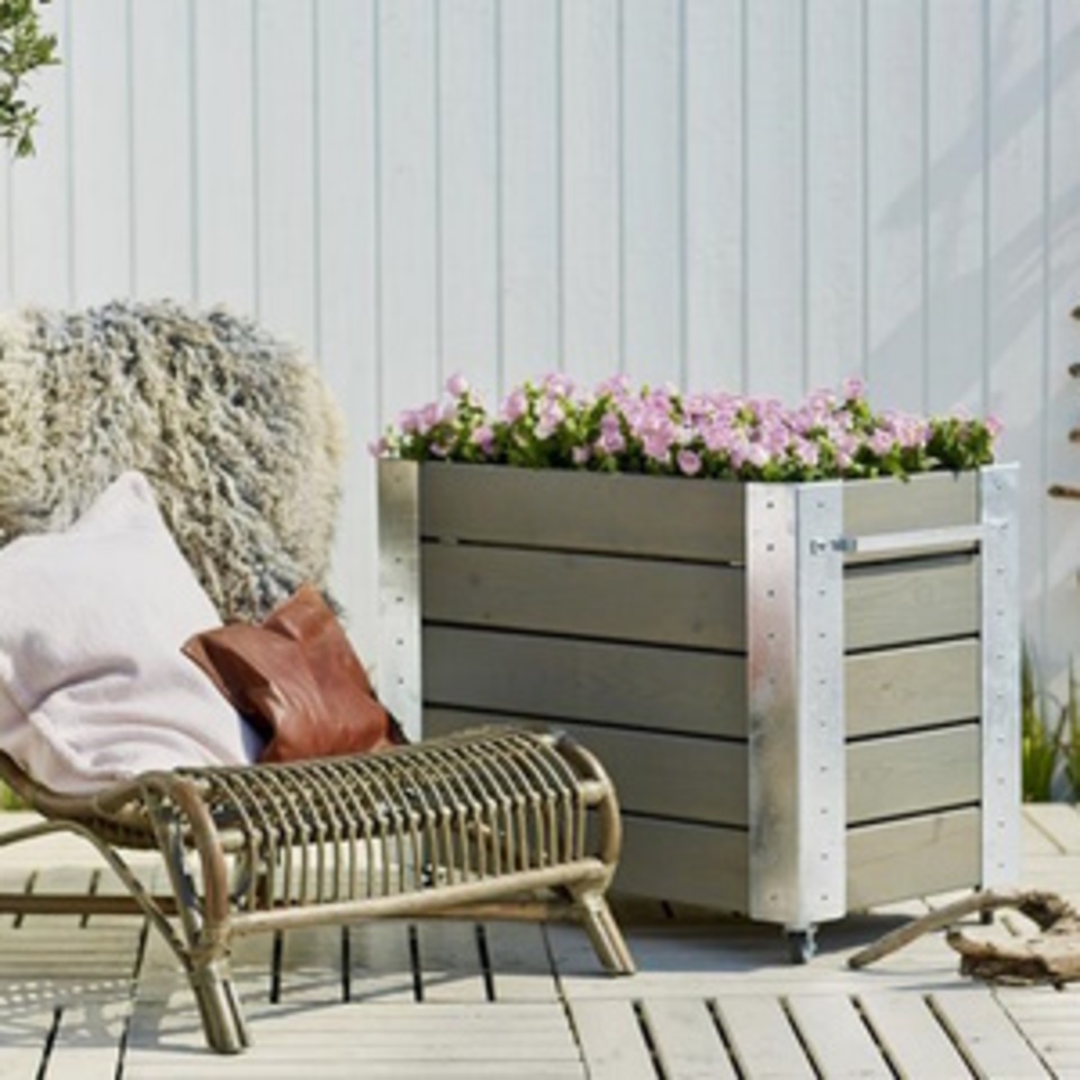 Planter on wheels for outdoor use - CUBIC Planter on wheels for outdoor use - CUBIC