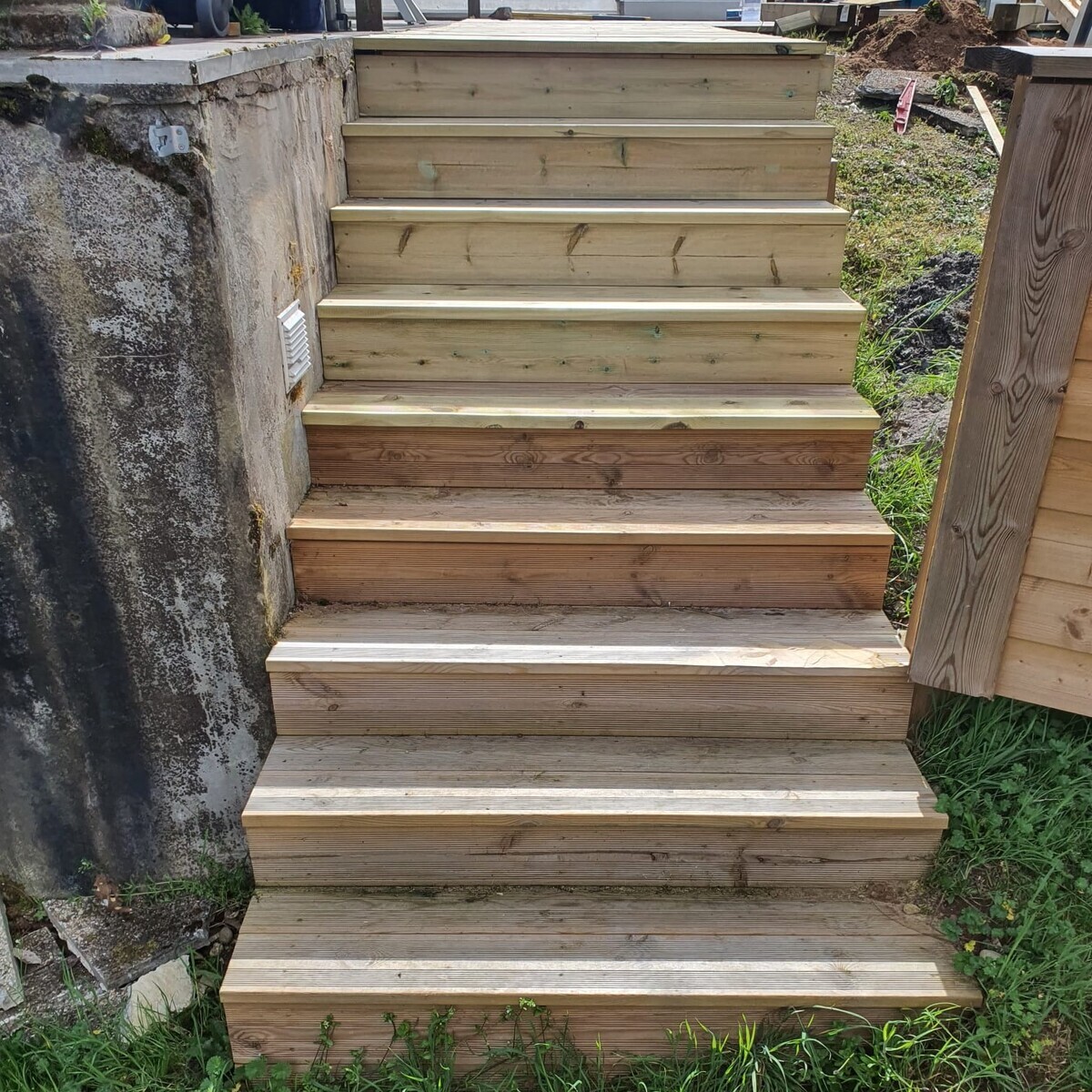 Escalera exterior madera y contrahuellas