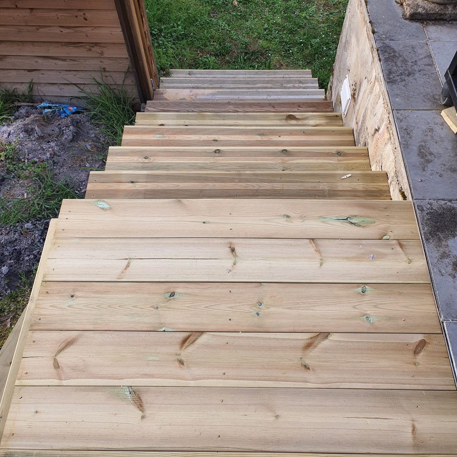 Escalier extérieur en bois avec vue aérienne