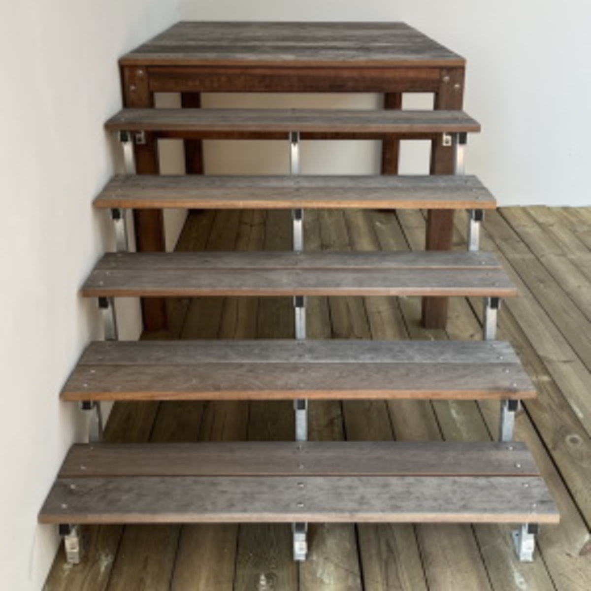 Stahltreppe 5 Stufen und Podest Hartholz