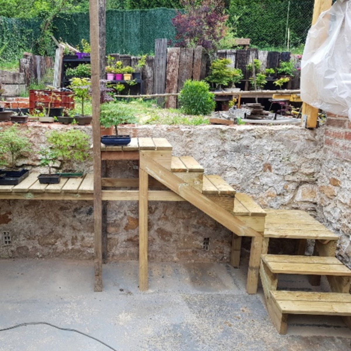 Buitentrap met platform in de tuin