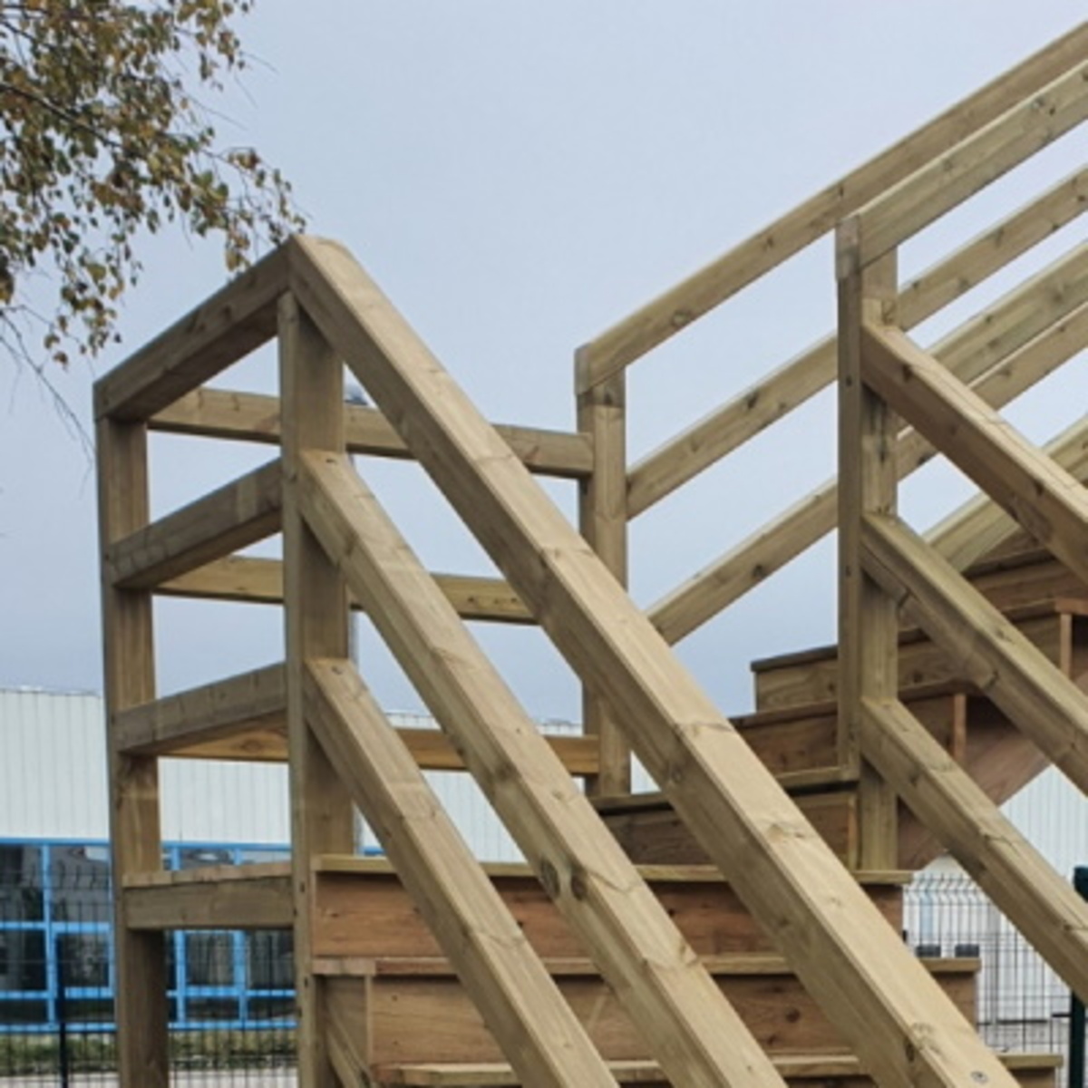 Escalier à balustrade en bois avec plate-forme