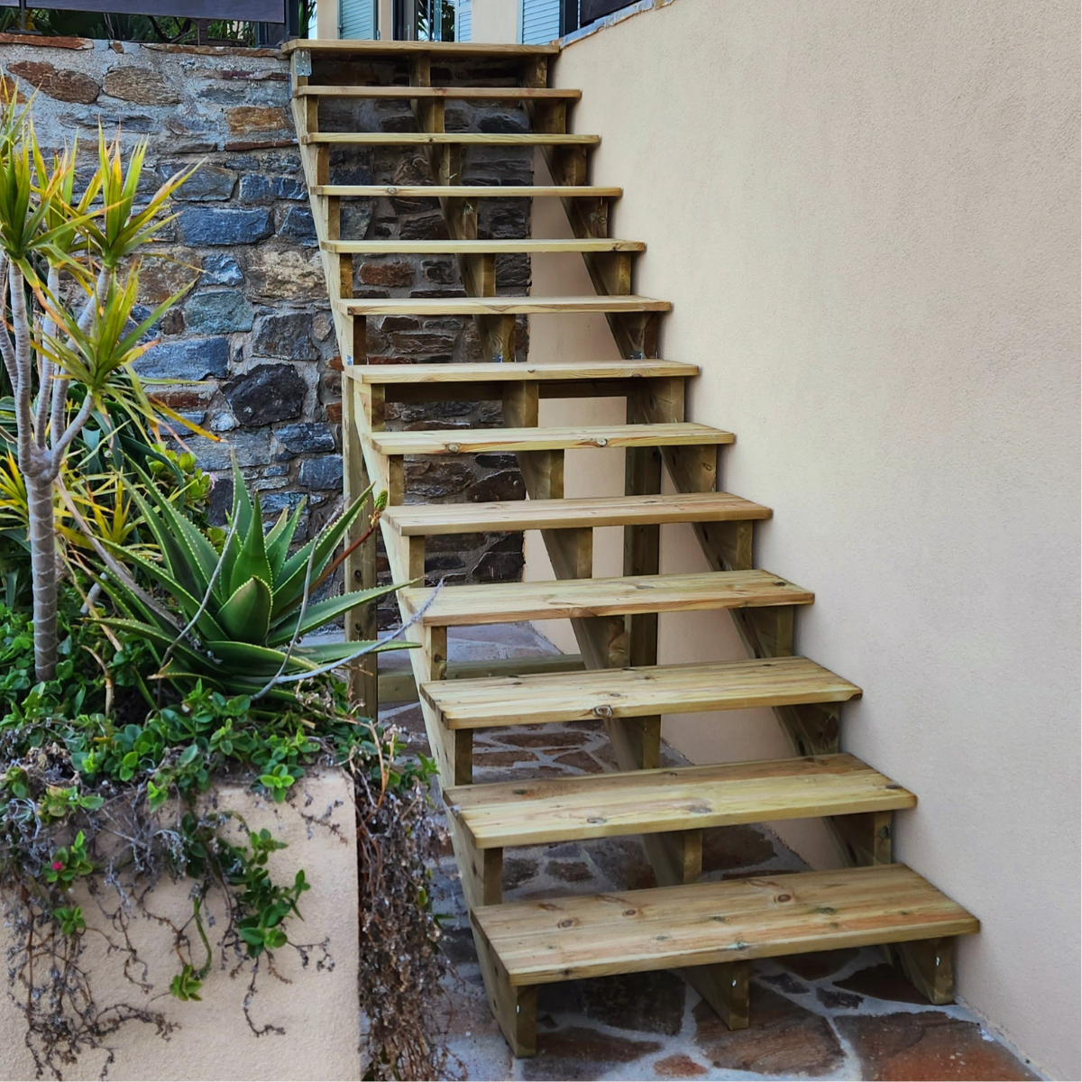 Escalera exterior de madera
