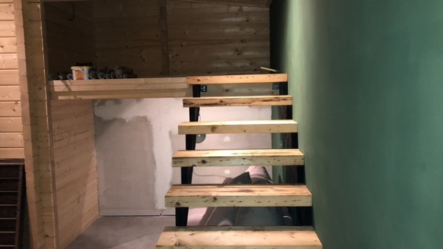 Zanca de escalera exterior de madera utilizada para escaleras interiores (en construcción)