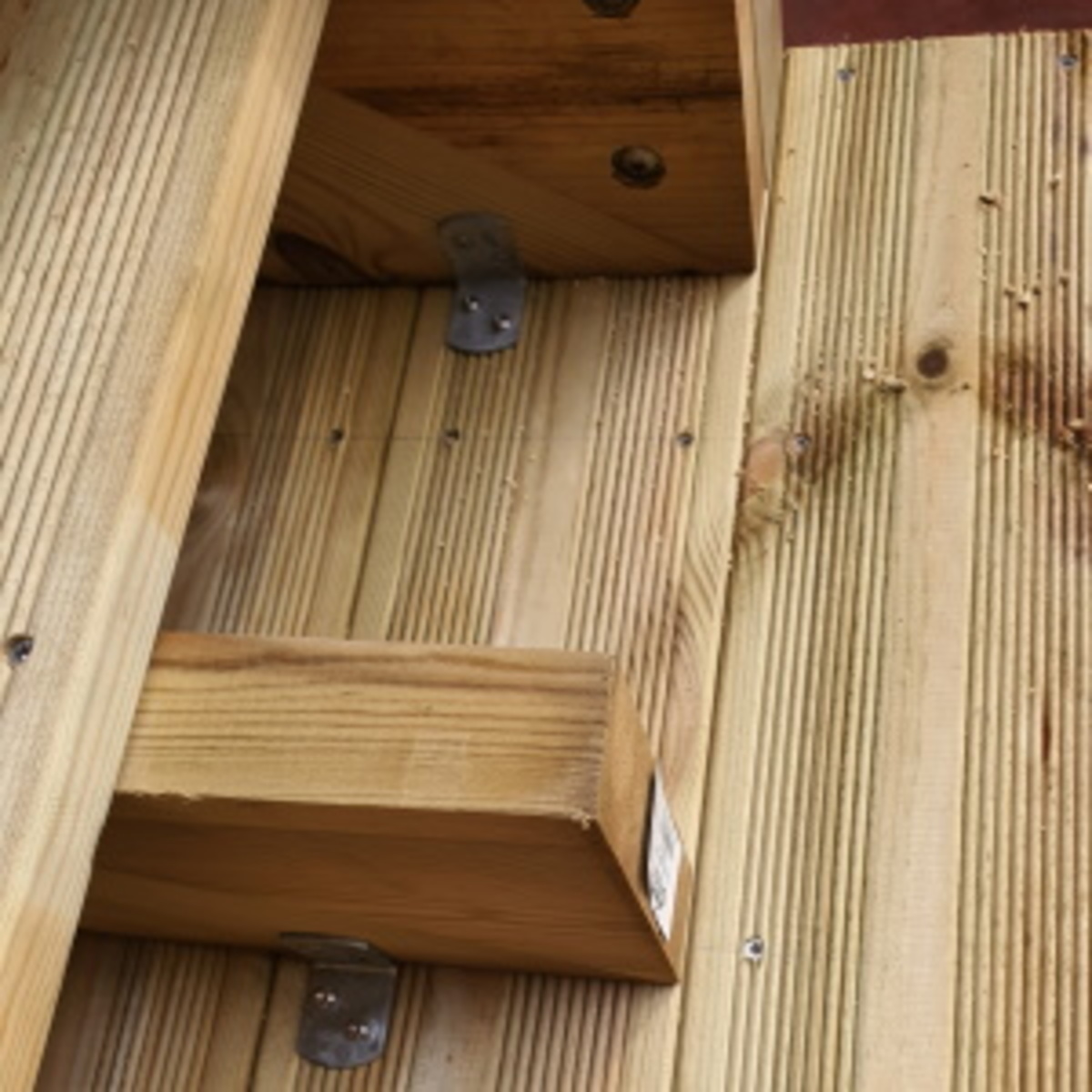 Soportes para fijar las zancas de la escalera