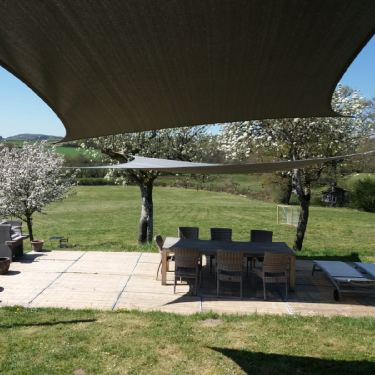 Toldo de vela en el jardín de una casa (¡Muchísimas gracias Dwight!)