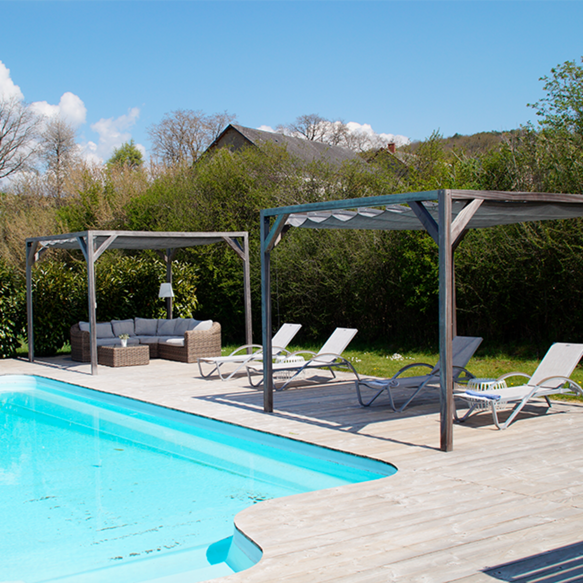 Pergola im Außenbereich am Pool