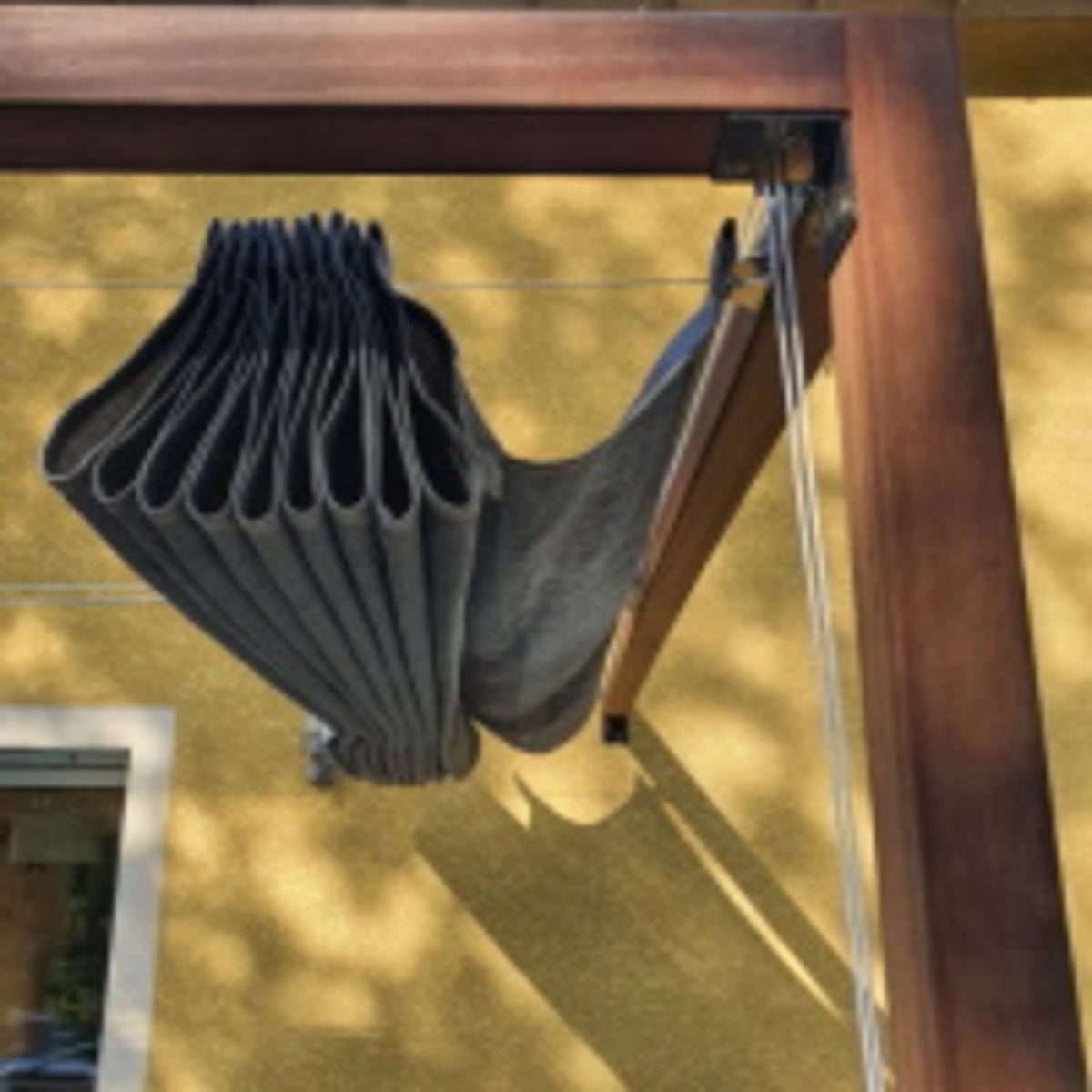 Retractable shade canopy for a pergola