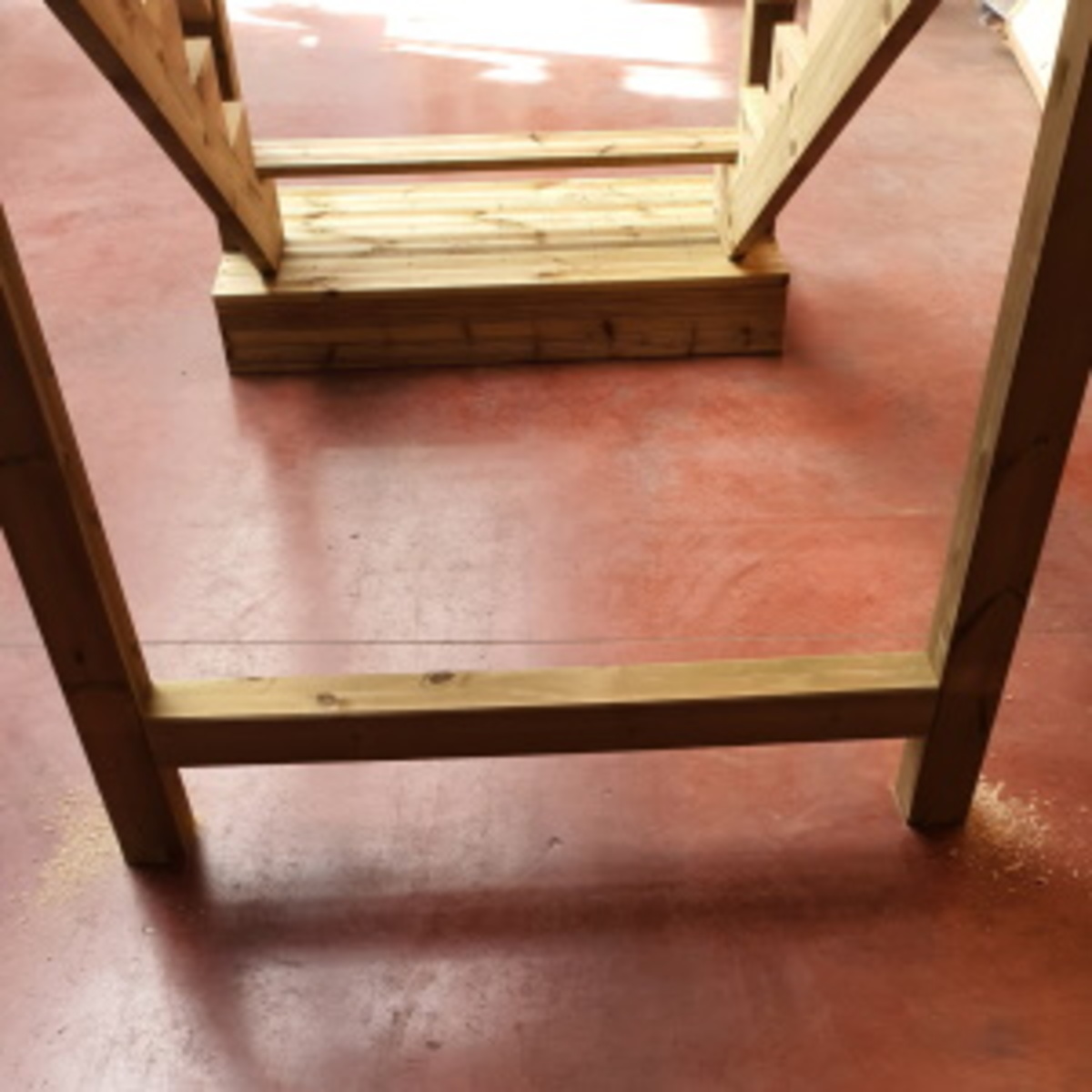 Horizontal stability support post for deck stair with handrailing