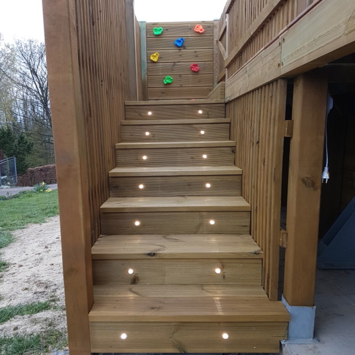 Escalera exterior para zona de juegos infantil 