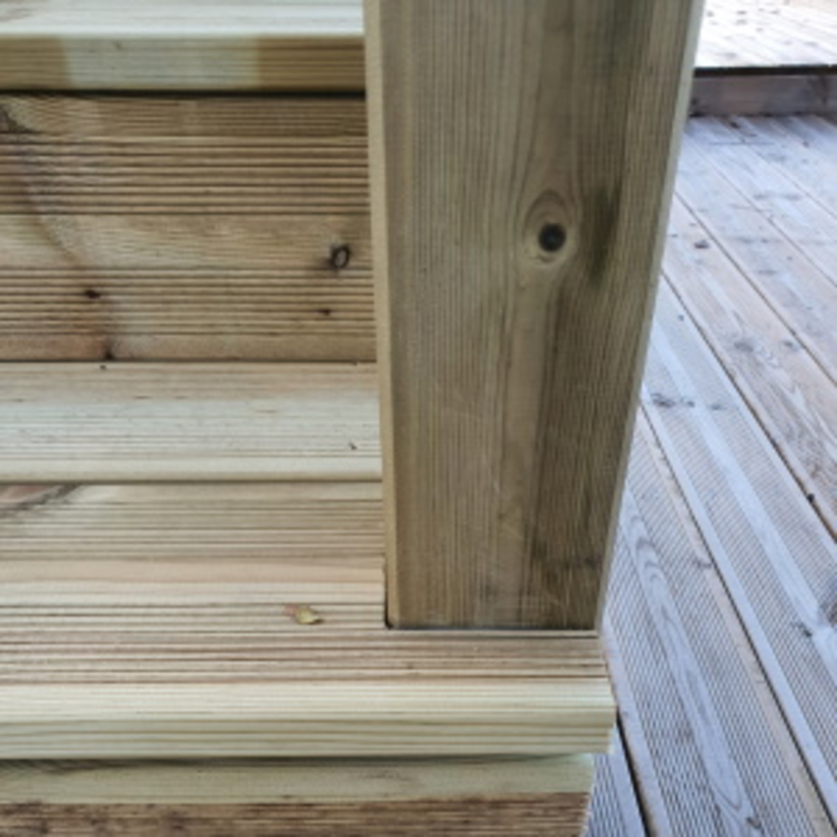 Outdoor stair balustrade with integrated assembly